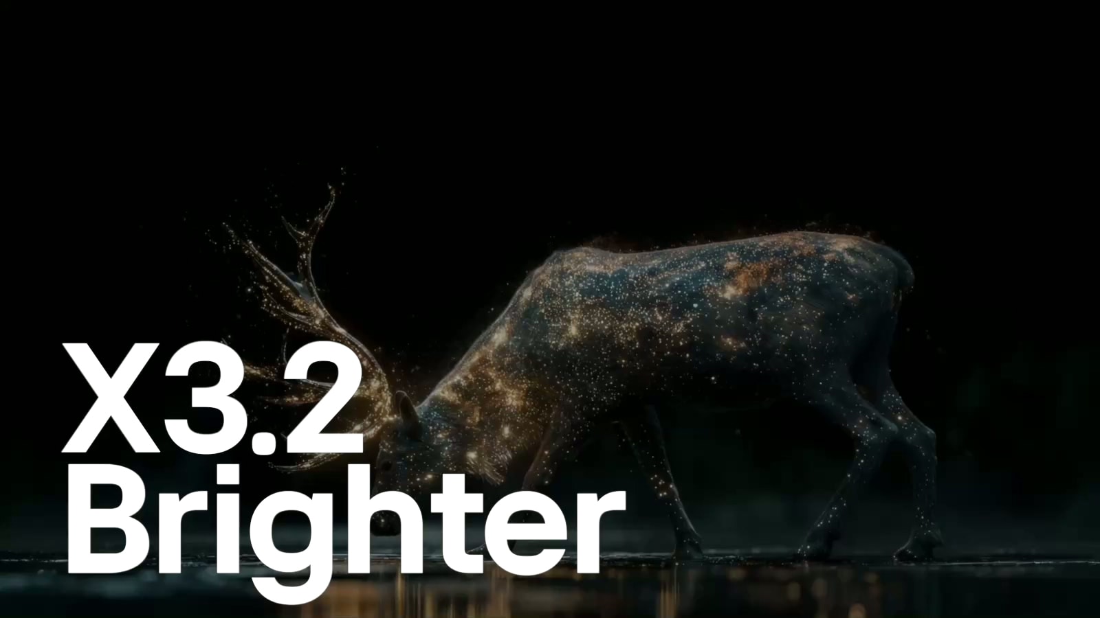 配备 亮度增强器 Pro 技术的 LG OLED evo AI C6 展示了一个黑暗场景，画面中发光的粒子环绕着鹿的剪影，实现了高达 3.2 倍的峰值亮度提升，从而带来更高的亮度和更清晰的细节。