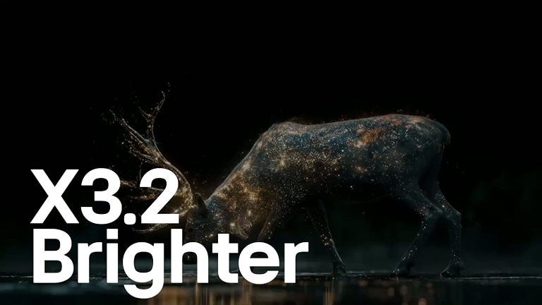 配备 亮度增强器 Pro 技术的 LG OLED evo AI C6 展示了一个黑暗场景，画面中发光的粒子环绕着鹿的剪影，实现了高达 3.2 倍的峰值亮度提升，从而带来更高的亮度和更清晰的细节。