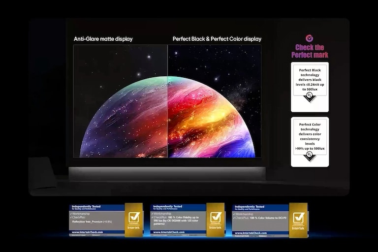 LG OLED evo AI G6 电视呈现出星球星空分屏对比画面，对比防眩光哑光屏与 纯粹黑色 & 纯粹色彩 显示屏的显示效果，后者在任何光线下都能呈现更清晰的画质，该效果已通过 UL 认证以及 Intertek 的色域和色彩保真度认证。