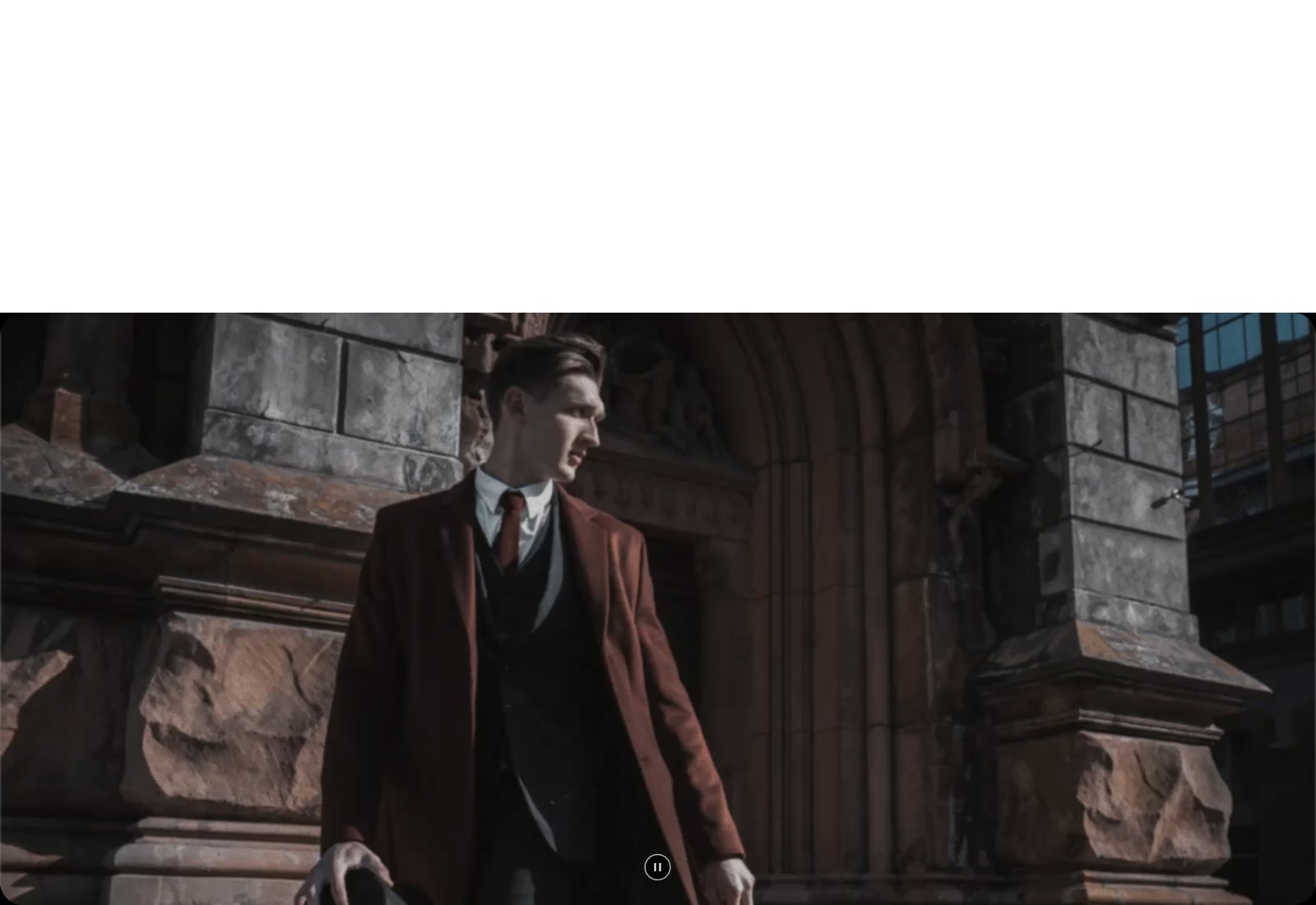 LG OLED evo AI G6 搭载 AI 画质调节 Pro，屏幕呈现身着正装的男士立于石质拱形建筑旁的画面，alpha 11 AI Processor 将画质升级至 4K，全方位优化画面纹理、景深与对比度。