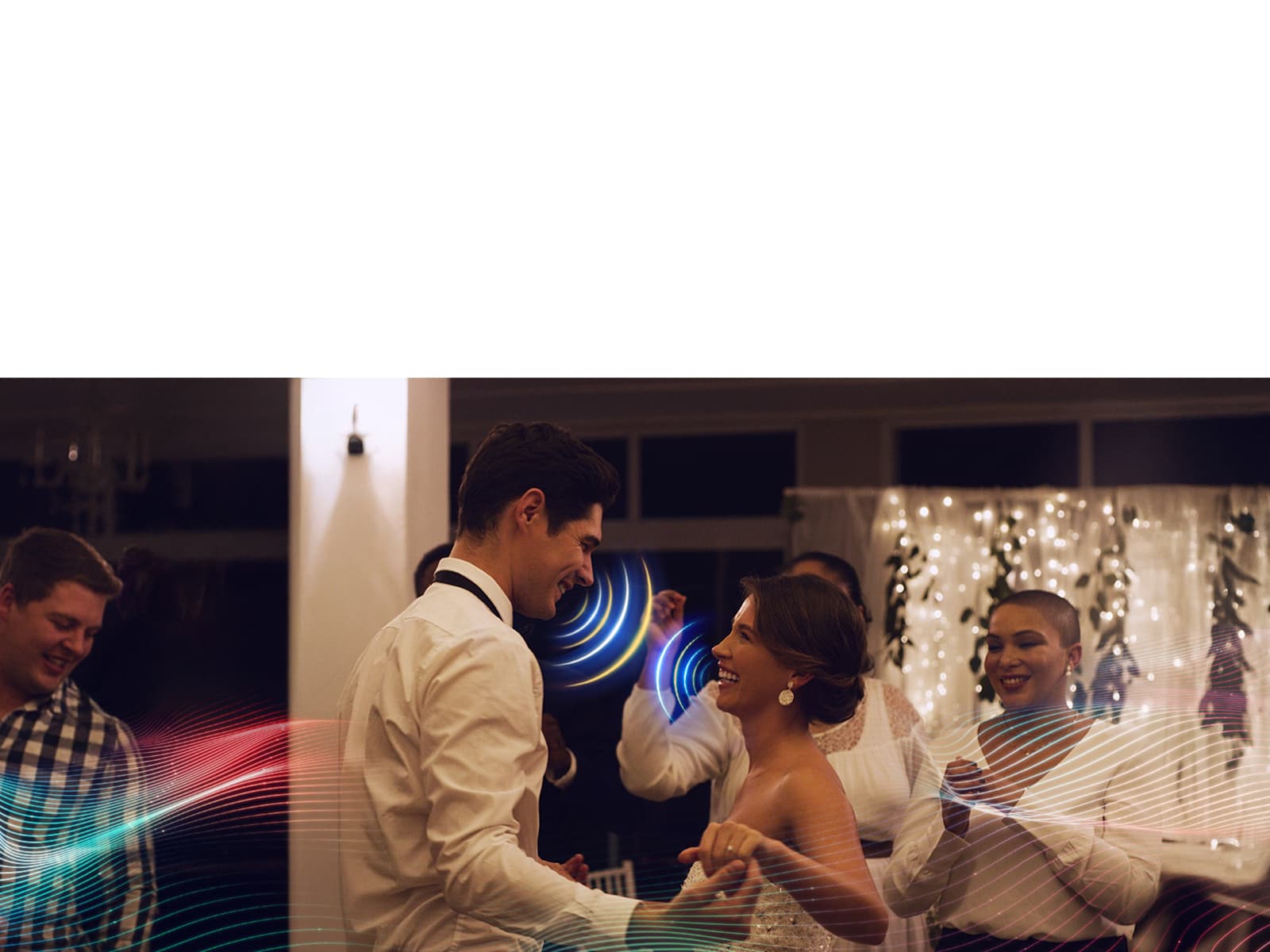 搭载 AI Object Remastering Pro 的 LG QNED evo AI QNED82 Mini LED，展示一对情侣在热闹室内派对中跳舞的场景：在背景音乐声与人群嘈杂声中，增强人声与关键音效，带来更清晰、更沉浸的音频体验。