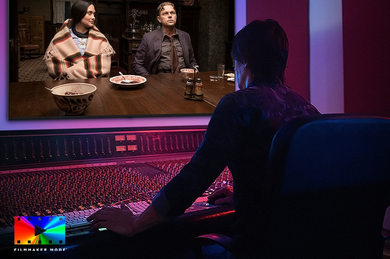 LG QNED evo AI QNED82 Mini LED 展示于演播室中，导演在控制面板上工作，同时编辑着屏幕上显示的电影。左下侧显示 电影制作人模式 徽标。