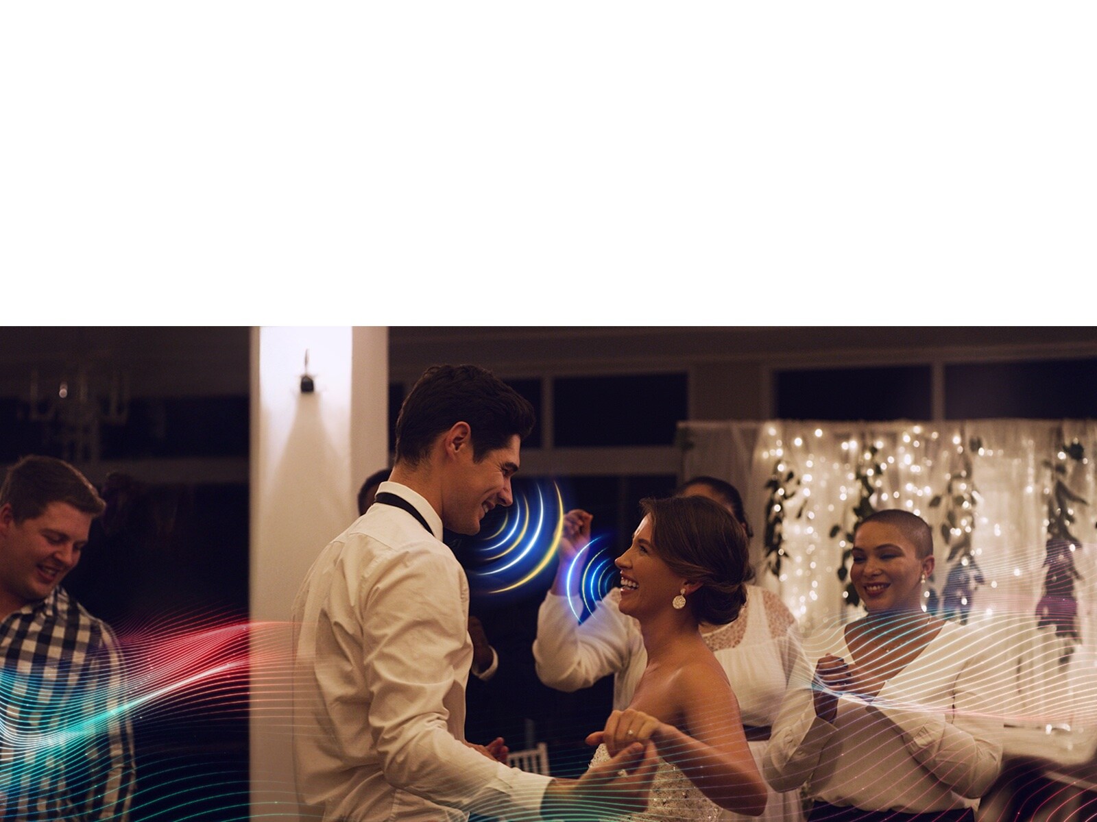 LG QNED evo AI QNED85 Mini LED 搭载 AI 对象修复Pro，展示一对情侣在热闹室内派对中跳舞的场景：在背景音乐声与人群嘈杂声中，增强人声与关键音效，带来更清晰、更沉浸的音频体验。