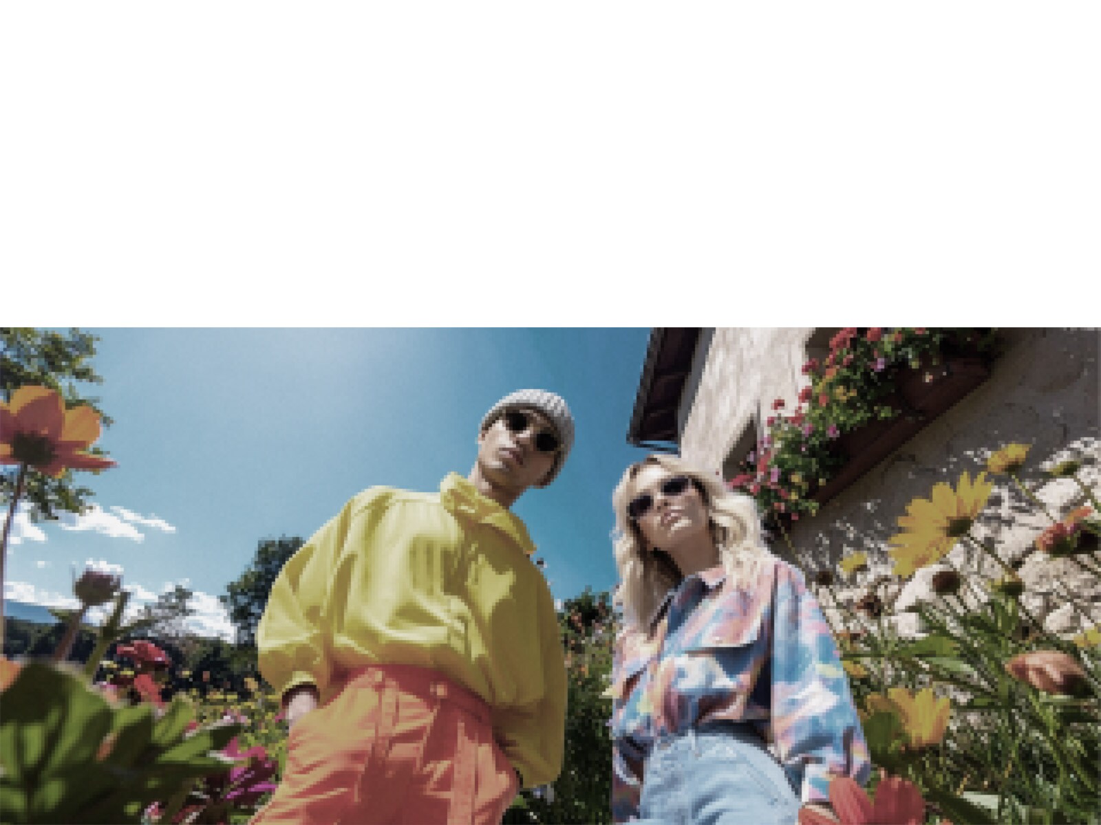 LG QNED evo AI QNED85 Mini LED 配备了 AI 画质调节 Pro 技术，展示一幅低角度的户外生活场景，两人置身于鲜艳的花丛中，AI 识别并将每帧画面优化至 4K，以呈现更清晰的纹理和细节。	