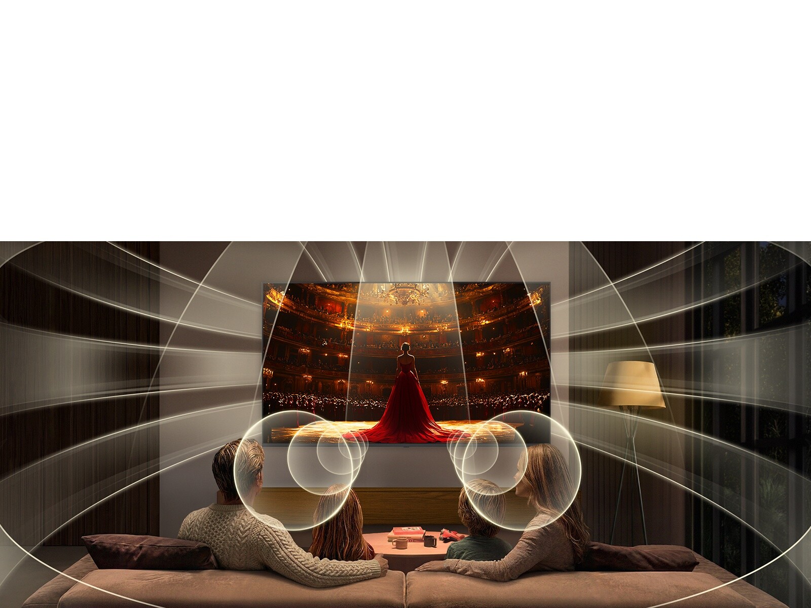 LG QNED evo AI QNED85 Mini LED 配备 Virtual 11.1.2 Ch 技术，在现代起居空间内，屏幕上正在播放歌剧表演，座位区周围提供多维立体音效，增强整个房间的沉浸感体验。