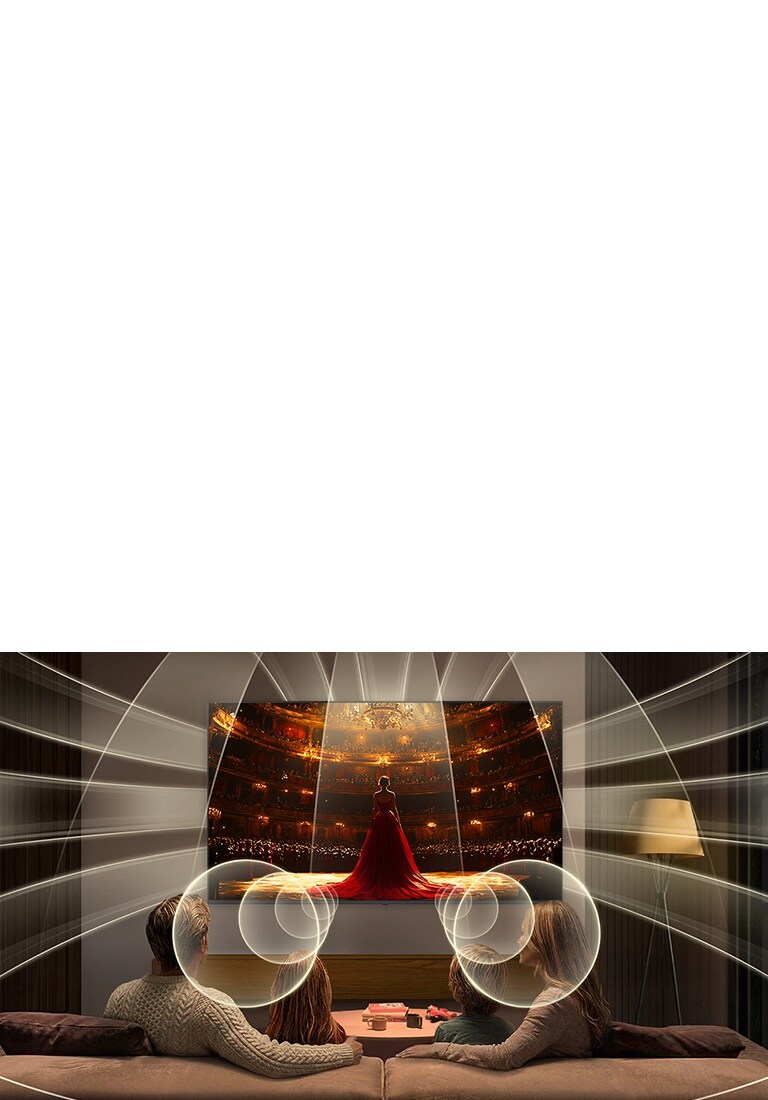 LG QNED evo AI QNED85 Mini LED 配备 Virtual 11.1.2 Ch 技术，在现代起居空间内，屏幕上正在播放歌剧表演，座位区周围提供多维立体音效，增强整个房间的沉浸感体验。
