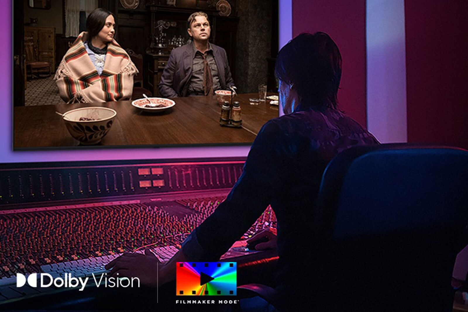 LG QNED evo AI QNED85 Mini LED 展示于演播室中，导演在控制面板上工作，同时编辑着屏幕上显示的电影。画面左下角显示 杜比视界 徽标和 电影制作人模式 徽标。