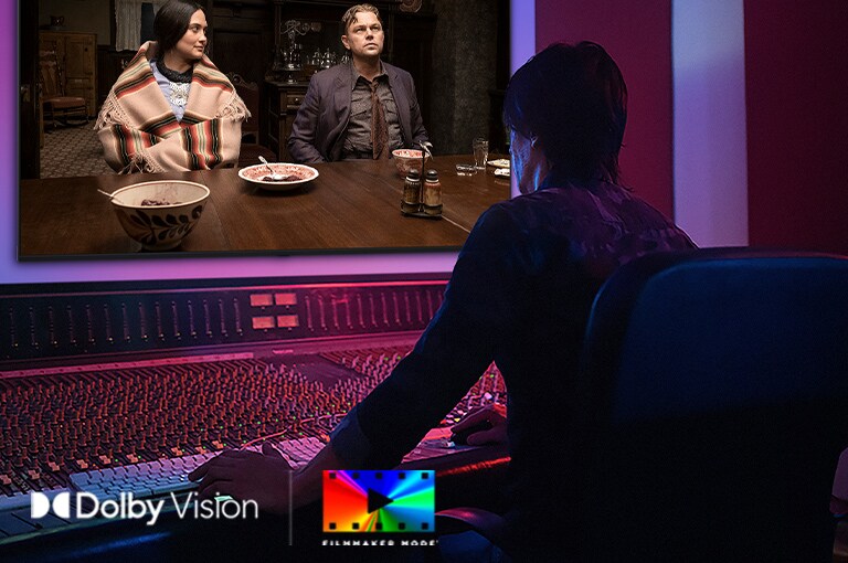 LG QNED evo AI QNED85 Mini LED 展示于演播室中，导演在控制面板上工作，同时编辑着屏幕上显示的电影。画面左下角显示 杜比视界 徽标和 电影制作人模式 徽标。