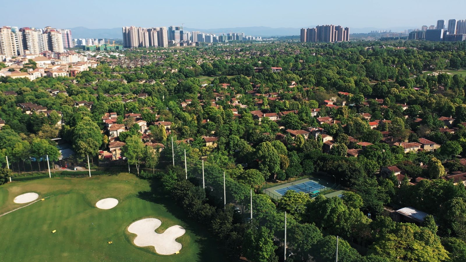 如此美好生活图景，坐落于北京东坝区域的首城珑玺，凭借东方院墅的神级豪宅手笔，为城市人居的生活理想敬献范本，吸引了来自全国的高净值财智菁英栖居于此。在首城珑玺，LG中央空调再一次凭借匠心独具与科技创新，通过打造理想的定制空气解决方案，助力高端人士悦享美好生活方式。