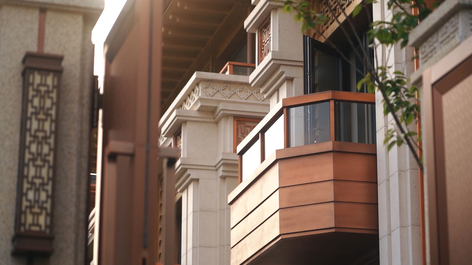 这座依托于东坝第四使馆区的国际化氛围浓厚的社区，是北京豪华的地标。该项目用硬核实力缔造一流人居标准，将建筑、设计、配套完美融合，演绎人与自然、建筑与自然、人与人之间和谐共生的生活方式。  首城珑玺可谓是北京美轮美奂的别墅项目，其地段完美符合人们对现代与传统生活的地理定义，同时又在建筑设计上克服环境问题，拥有顶级豪宅的一切臻稀资源与建造设计。