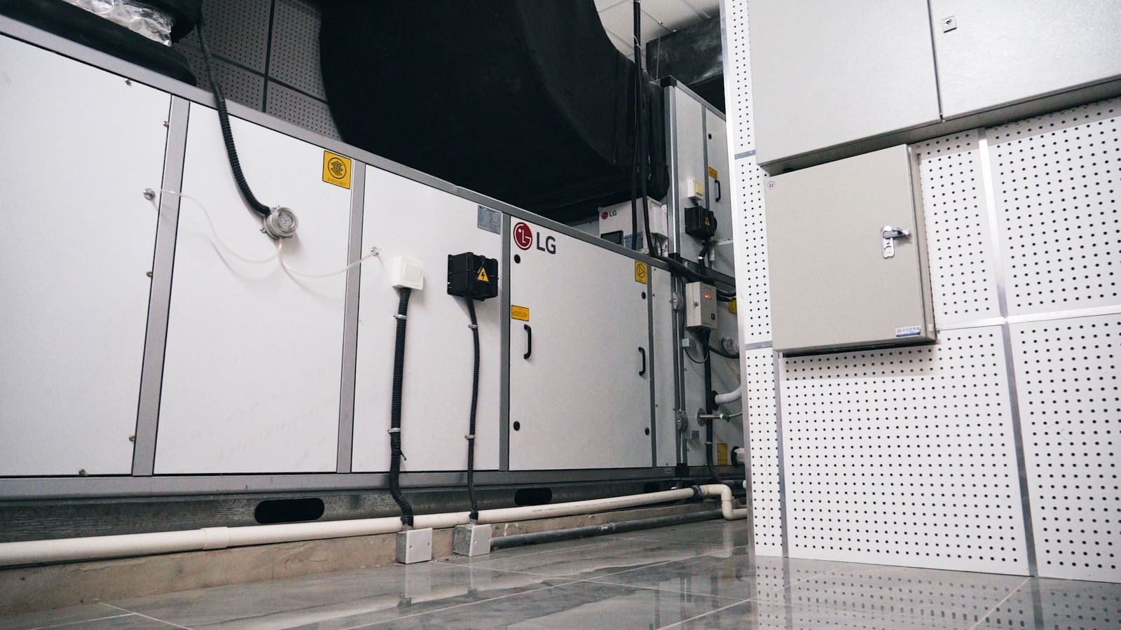 地处京津冀中心地带，意味着居住者可能面临雾霾、沙尘等空气困扰。LG DX-AHU直膨式组合式空调器的方案，可实现净化、湿度控制、新风等功能的全空气系统，其设置了初效、中效、亚高效和高校四个过滤段，可以使空气中的悬浮物过滤效率大幅提升，向室内提供新鲜洁净的空气。