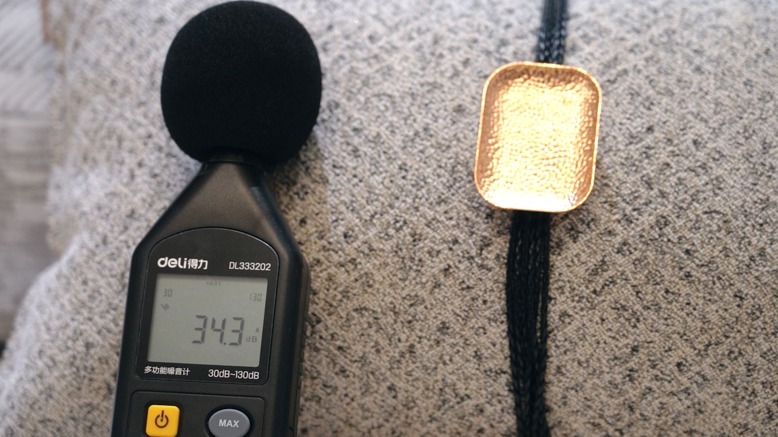 静音，是人们安心睡眠的保证。作为北京豪宅代表，首城珑玺将DX AHU直膨式组合式空调器放置于地下二层小型机房内，机组采用高效率3D 风扇，运转噪音小，并且其噪音不会影响到楼上房间。 经过处理的洁净空气通过送风管道输送到各个房间，和LG传统的风机盘管相比，室内没有电机等转动设备，噪音得到有效控制，打造安静的人居环境。