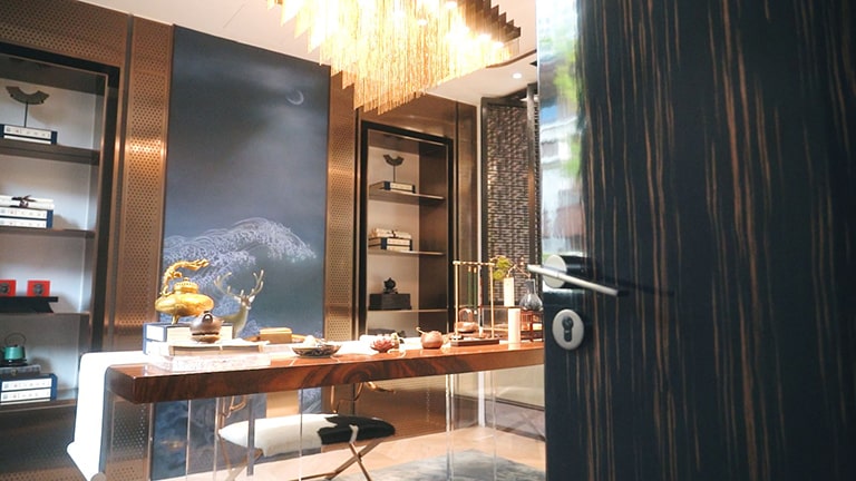 项目整体抬高地势2-3米，周围林荫大道，树木密植，有效隔绝周围噪音影响的同时，也把项目的豪宅气度、深宅大院的特点体现的淋漓尽致。与此同时，园林采用现代中式风格，强调“山水”格局+自然庭院。前庭珑园，后院玺园，一环三园五巷，强调业主的可参与性，讲求人与自然“亲近”与“归隐”，给“庭院”生活赋予无限想象空间。