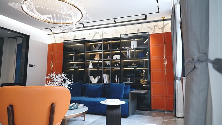 首城珑玺内在的陈设，到处充满定制式的贴心考量和超高水准的选材与工艺，如采用微循环的呼吸式双层幕墙体系，既环保又冬暖夏凉；采用全球顶尖智能家居系统，让居住者可以一键完成对灯光、窗帘和电器的自定义场景控制等等。  诸多入微的细节与设计，足见别具一格的顶级豪华人居风范，让人静下来惬意享受生活。如此高标准、高追求之下，首城珑玺与以科技实力著称的LG中央空调一拍即合，携手打造卓尔不凡的超高品质人居。