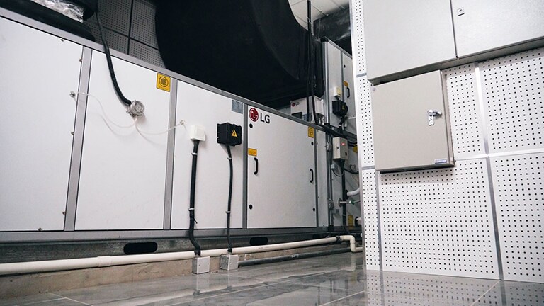 地处京津冀中心地带，意味着居住者可能面临雾霾、沙尘等空气困扰。LG DX-AHU直膨式组合式空调器的方案，可实现净化、湿度控制、新风等功能的全空气系统，其设置了初效、中效、亚高效和高校四个过滤段，可以使空气中的悬浮物过滤效率大幅提升，向室内提供新鲜洁净的空气。