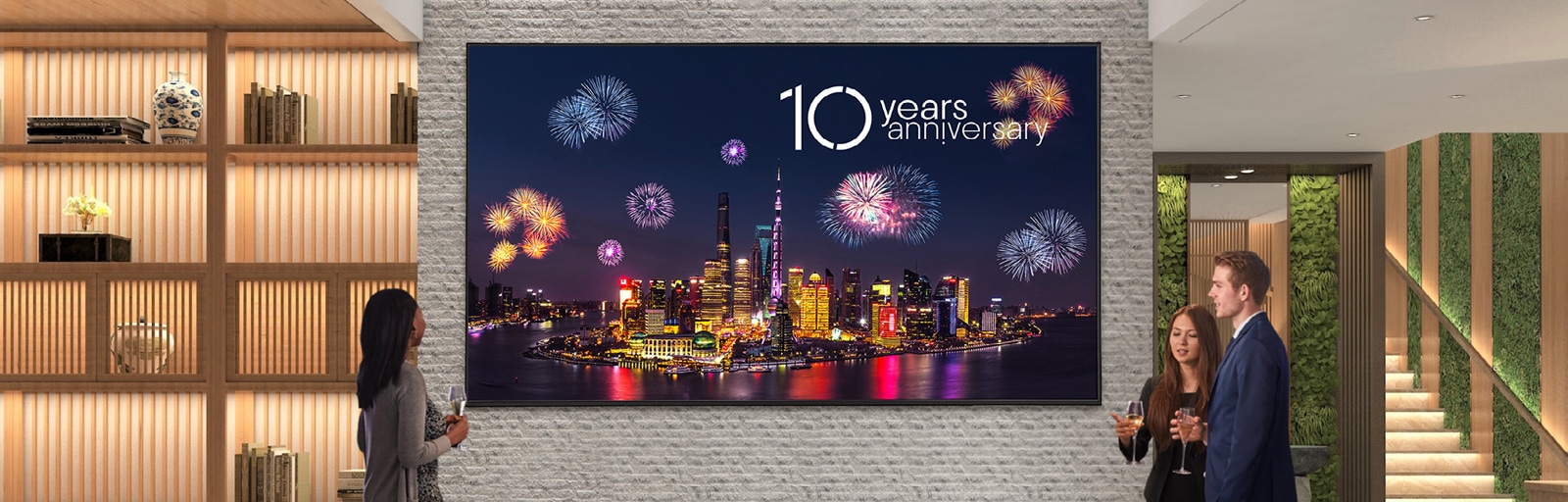 公司休息室的墙上安装了一个相当大的UH5N-M。大屏幕生动地显示图像，很容易吸引人们的注意力。