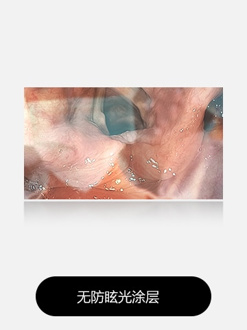 左图展示未配备防眩光涂层的显示器，反射与眩光导致视野模糊。