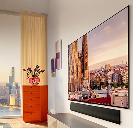 "市景公寓的墙壁上 LG OLED G3 的倾斜视图，下面有一个条形音箱。	"