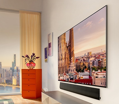 "市景公寓的墙壁上 LG OLED G3 的倾斜视图，下面有一个条形音箱。	"