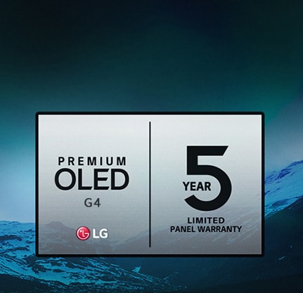 图为暮色中的山脉，上面覆盖着 5 年面板保修的标志。