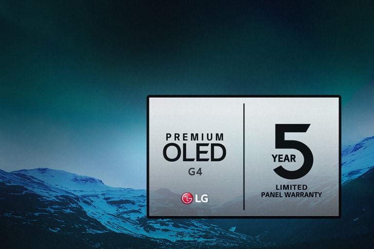 图为暮色中的山脉，上面覆盖着 5 年面板保修的标志。