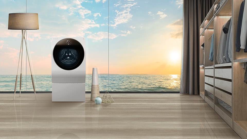 LG SIGNATURE洗衣机放置在更衣室中，该更衣室的衣橱享有窗外的海景。