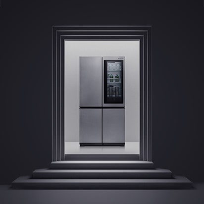 与LG SIGNATURE冰箱在艺术台阶上的黑色照片。