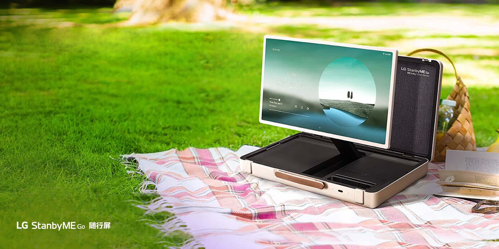 LG lifestyle screen pose TV