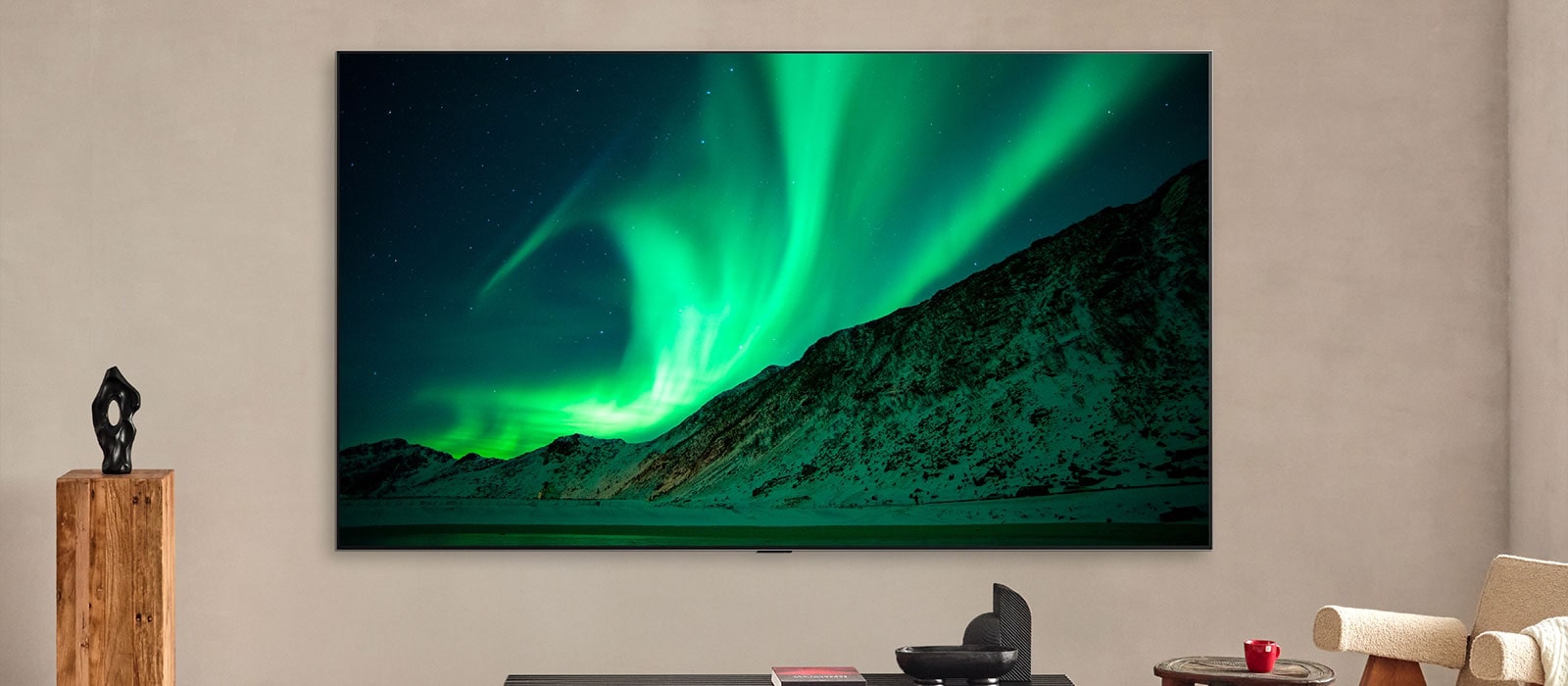 白天现代化客厅里的 LG TV。标签显示：白天。AI Brightness Control 确保电视上北极光的画面以与室内光线相适的亮度水平显示出来。