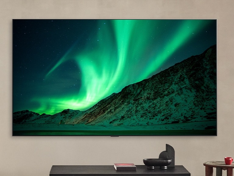 白天现代化客厅里的 LG TV。标签显示：白天。AI Brightness Control 确保电视上北极光的画面以与室内光线相适的亮度水平显示出来。