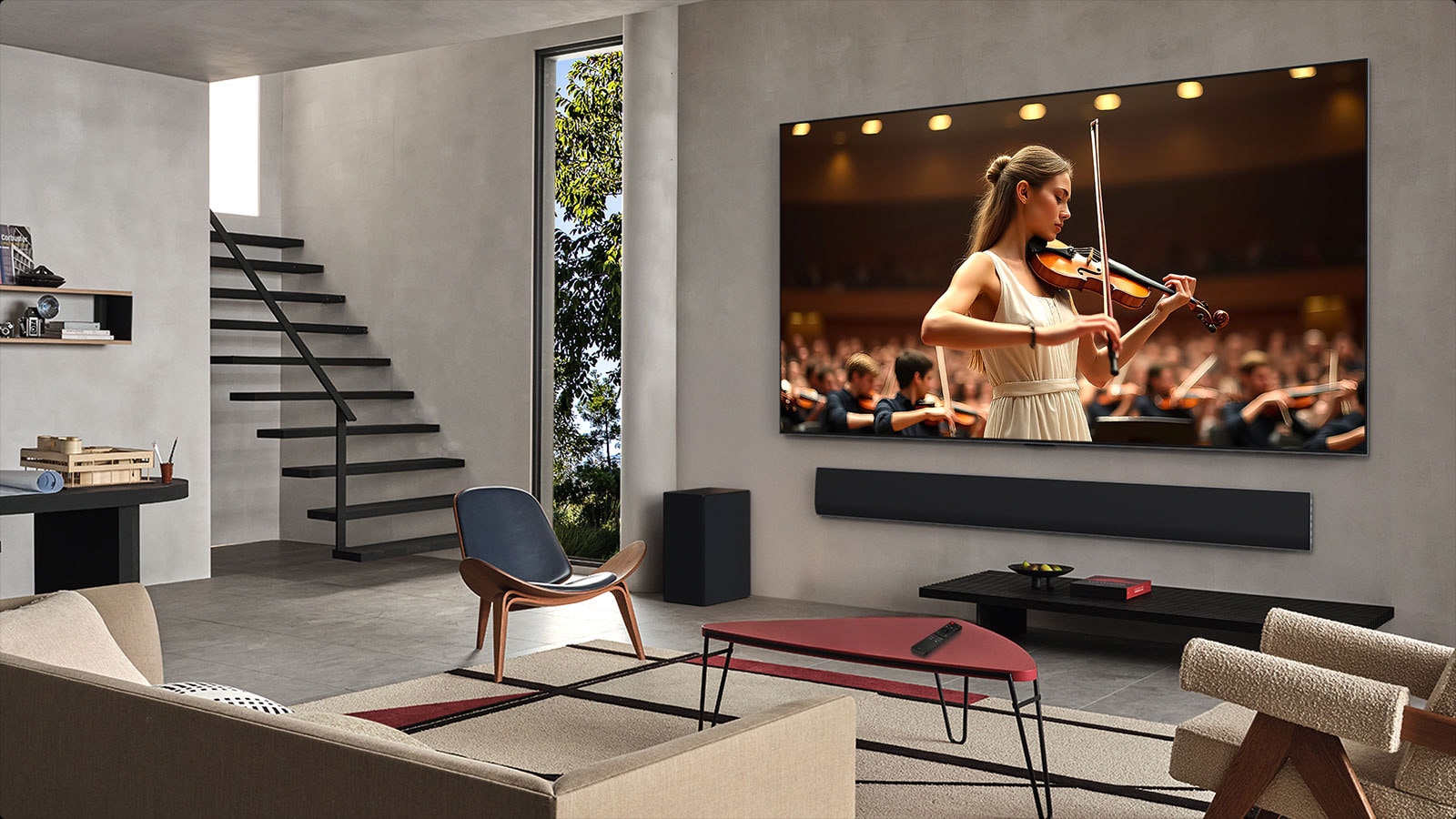 客厅里配有 LG TV 和 LG Soundbar。电视屏幕上正在播放一场音乐会。一位小提琴手在前方，身后是一支管弦乐队。从电视上向外发散出同心圆，展现 AI Acoustic Tuning 是如何扫描房间并根据空间来调节音效的。