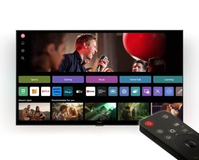 前景中是配备 AI Magic Remote 的 LG webOS 界面。用户界面上的缩略图显示了由 AI Voice ID 提供的个性化内容推荐。四口之家围坐在 LG AI TV 前。手持遥控器的人员周围出现显示其姓名的圆圈。演示 AI Voice ID 如何辨别不同用户的声纹特征。webOS 界面展示 AI 自动切换账户并推荐个性化内容。