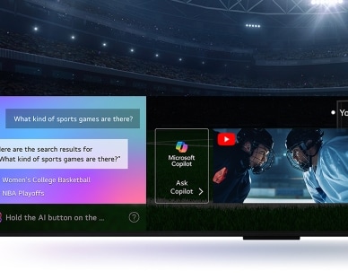 LG QNED TV 屏幕特写展示 AI 搜索功能运作。打开一个小型聊天窗口，该窗口显示用户询问有哪些体育比赛可供选择。AI 搜索通过聊天回复，并通过展示可用内容的缩略图来回复。此外还有一个询问 Microsoft Copilot 的提示。