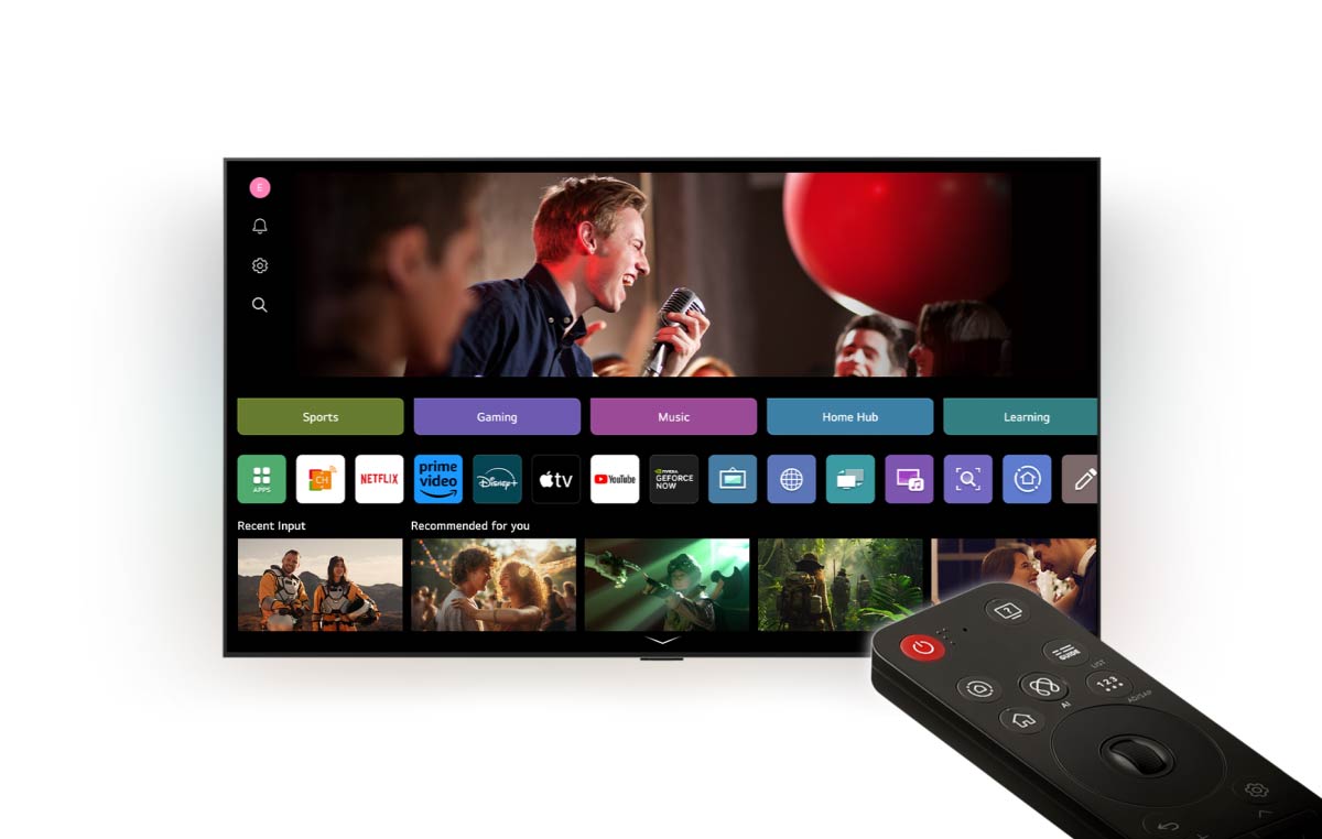 前景中是配备 AI Magic Remote 的 LG webOS 界面。用户界面上的缩略图显示了由 AI Voice ID 提供的个性化内容推荐。四口之家围坐在 LG AI TV 前。手持遥控器的人员周围出现显示其姓名的圆圈。演示 AI Voice ID 如何辨别不同用户的声纹特征。webOS 界面展示 AI 自动切换账户并推荐个性化内容。