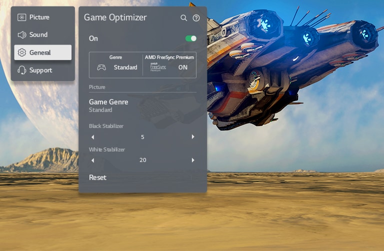 一个显示着一辆飞行车在沙漠上空盘旋的电视屏幕。屏幕上显示着游戏设置的选项。