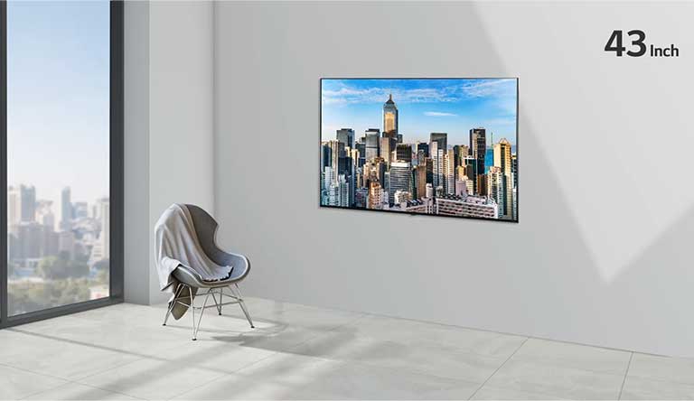 安装在灰色墙壁上的平板电视，旁边是从地板延伸至天花板的落地窗户和一张椅子。屏幕显示蓝天下的城市景观，电视尺寸从55英寸增加到86英寸。