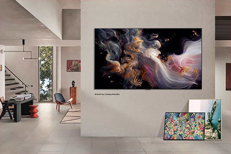 雅致的住宅内部。陈列着许多不同的艺术品。正中央的墙上挂着一台 LG TV，屏幕显示着流行艺术品。这台电视看起来就像博物馆里的一幅画。