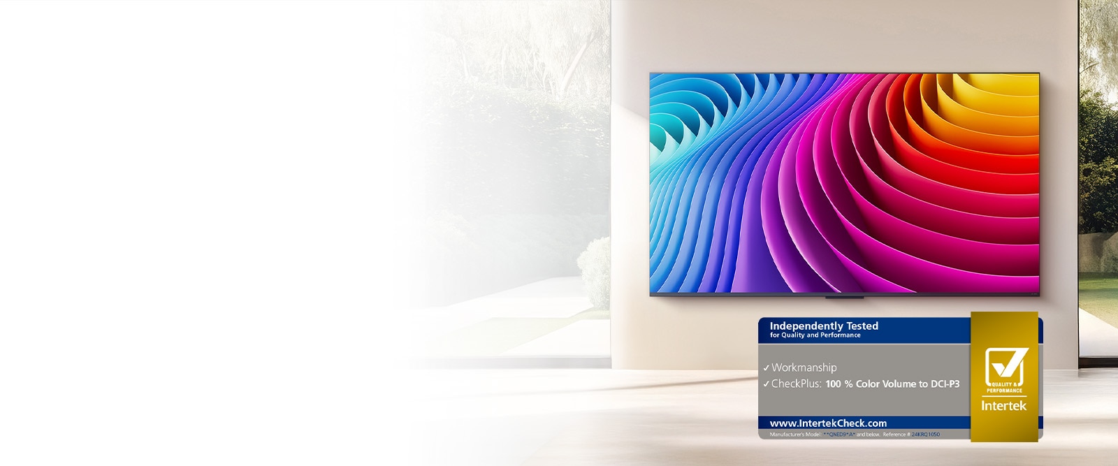 墙上安装的 LG QNED evo TV。屏幕上显示的图像展现了其 Dynamic QNED Color Solution 所带来的更广泛的色彩表现。Intertek 签发的符合 DCI - P3 标准的 100% 色量认证也清晰可见。