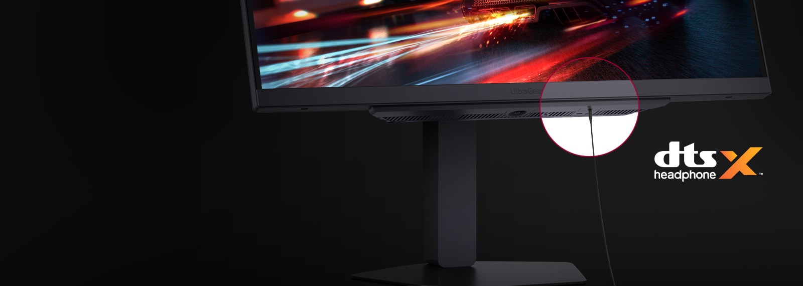 The 4-pole headphone cord is connected to the monitor.