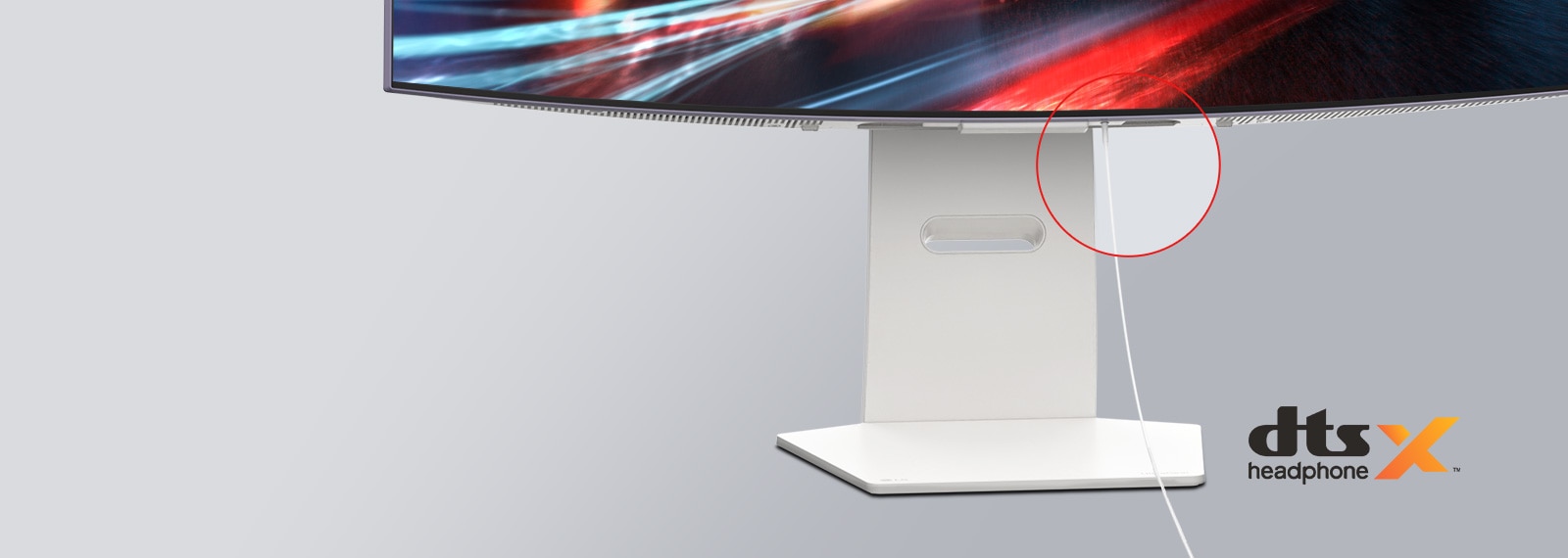 The 4-pole headphone cord is connected to the monitor.	