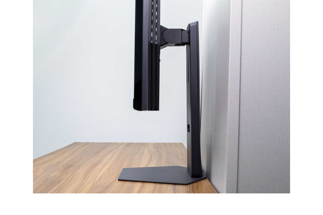 LG 32” LG UltraGear™ UHD  144Hz 刷新率电竞显示器, side view with monitor height moving downwards on with lights on, 32GS94U-B, thumbnail 17