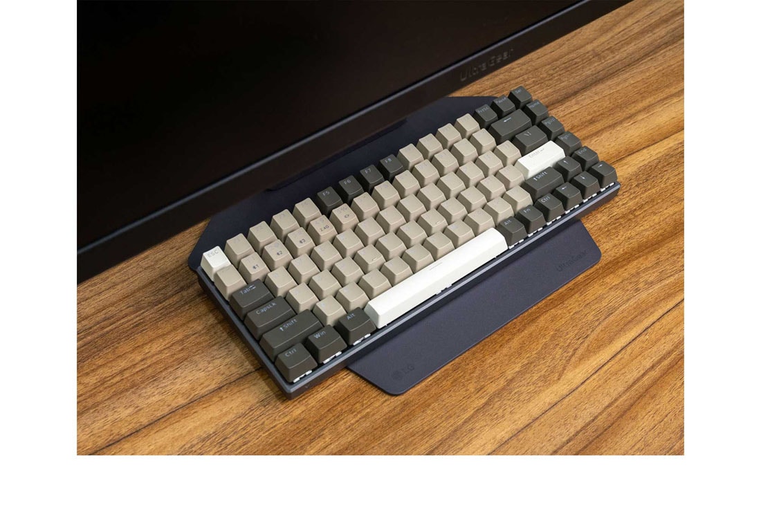 LG 32” LG UltraGear™ UHD  144Hz 刷新率电竞显示器, side view with monitor height moving downwards on with lights on, 32GS94U-B, thumbnail 18