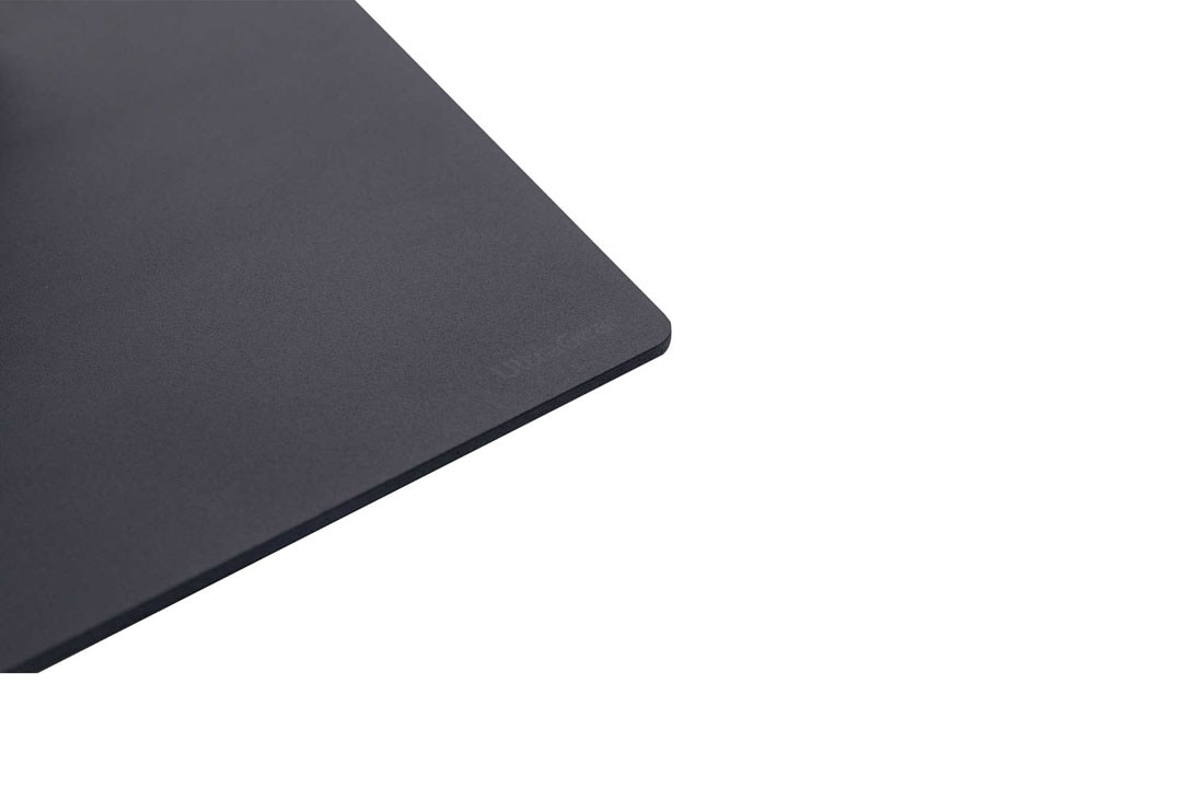 LG 27” LG UltraGear™ QHD电竞显示器 支持240Hz刷新率, side view with monitor height moving downwards on with lights on, 27GR84Q-B, thumbnail 15