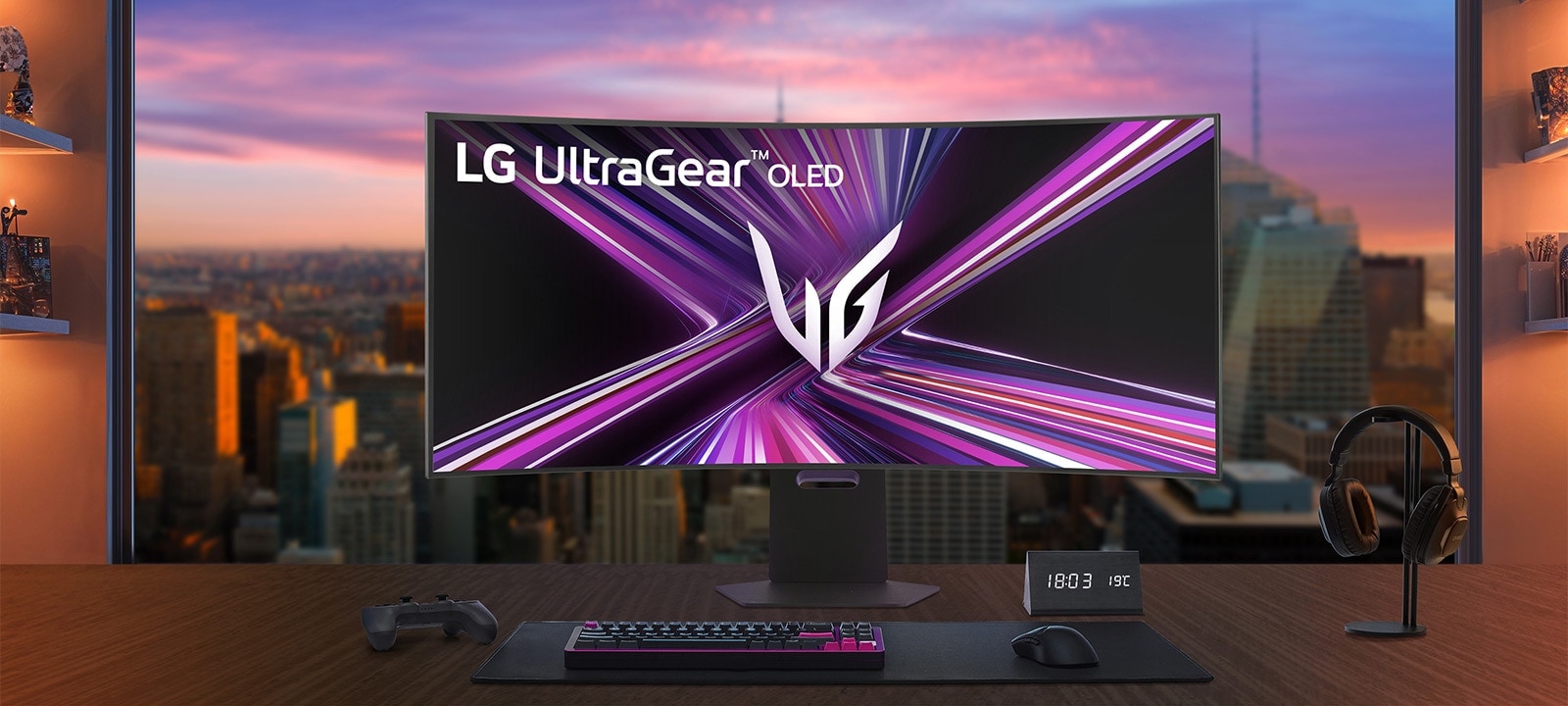 Moniteur LG UltraGear OLED installé sur un bureau de jeu dans une pièce moderne.