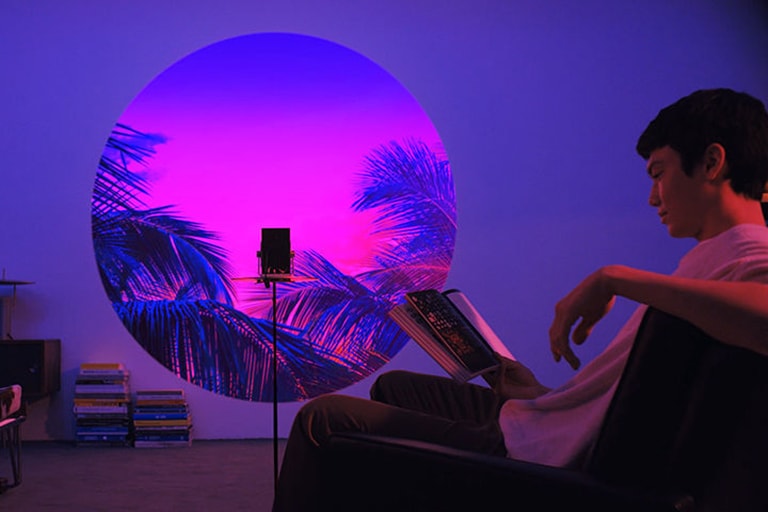 展示灯光绘图功能应用的场景——在客厅看书。