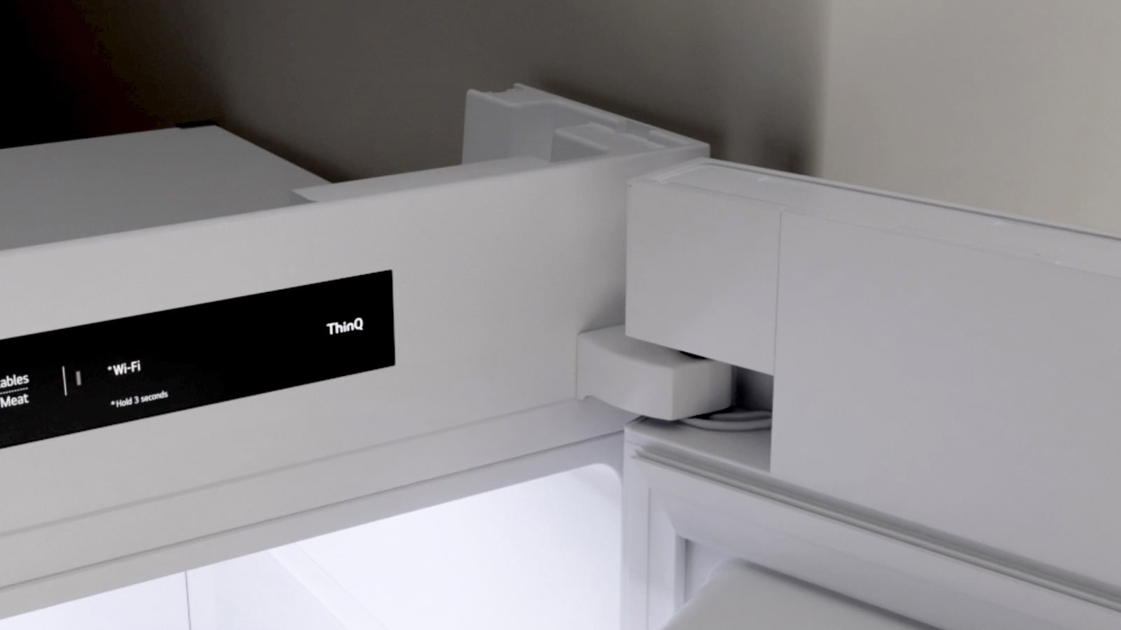 依墙而立，演绎嵌入美学