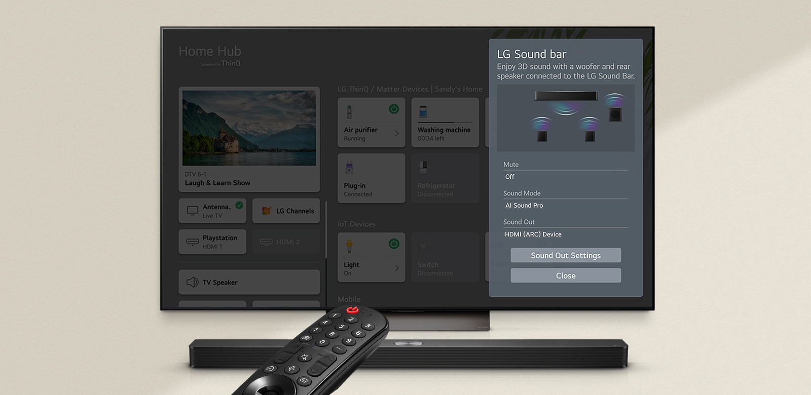 La télécommande LG pointe vers une LG TV au-dessus d’une LG Soundbar. La LG TV affiche le menu de l’Interface WOW.