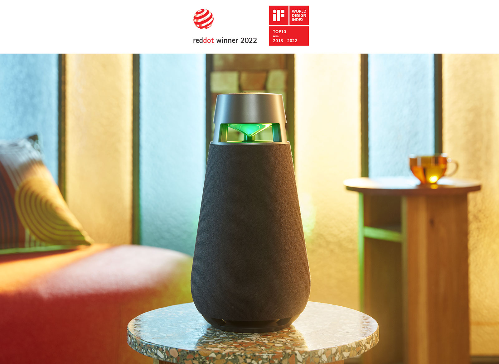 图为放在桌子上的 XBOOM 360 XO3，绿灯亮着。