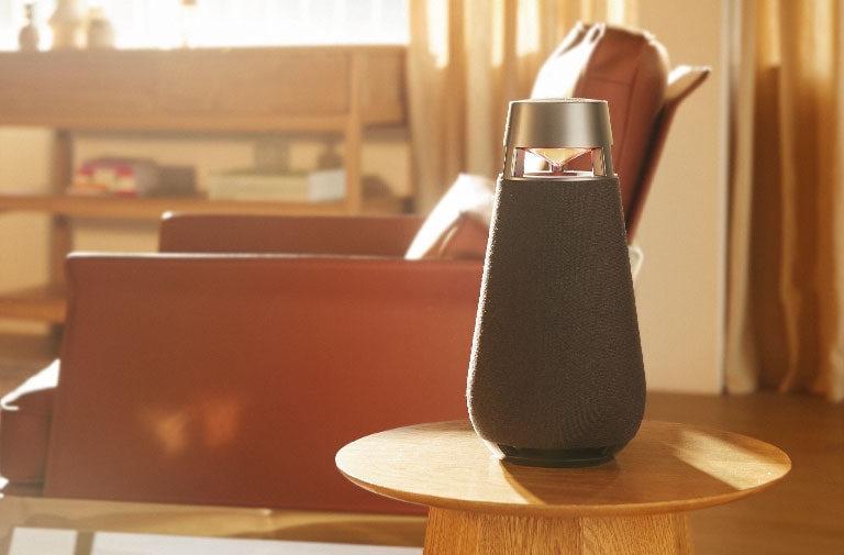 图为早晨餐桌上的 XBOOM 360 XO3。