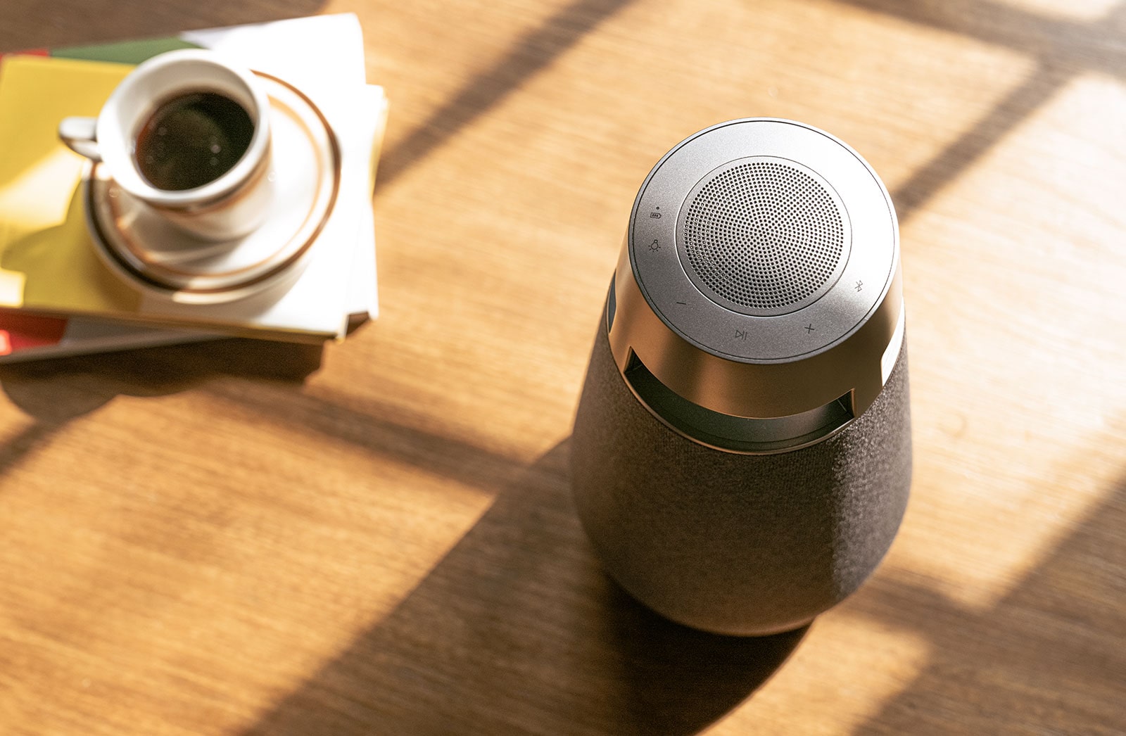 图为早晨餐桌上的 XBOOM 360 XO3。